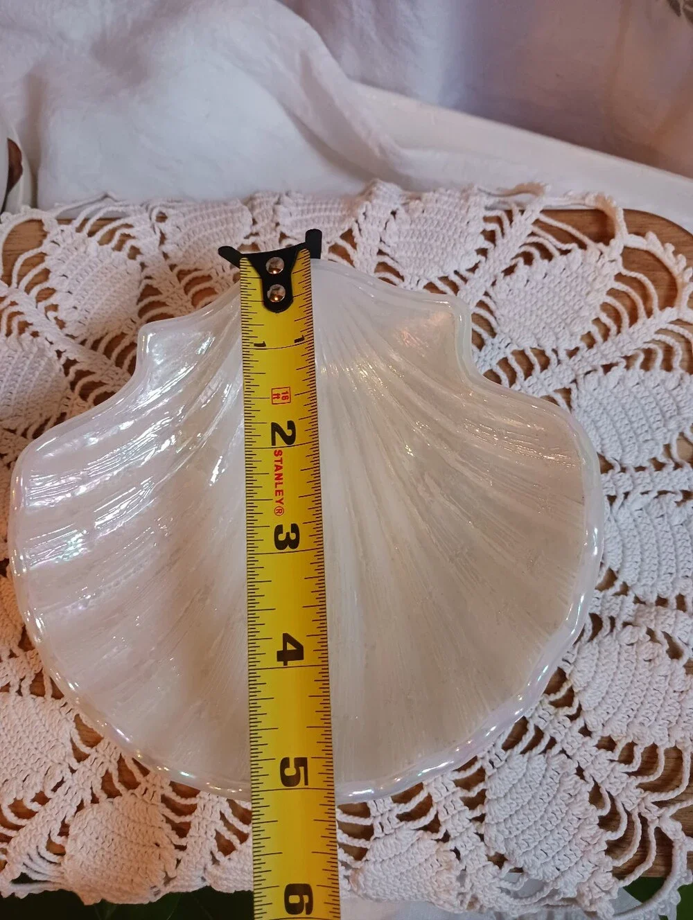 Vintage Avon 70s Gift Of The Sea Iridescent Footed Soap Dish Sea Shell USA